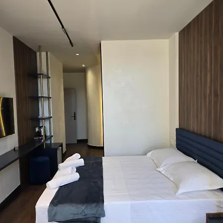 Sols Center מלון טיראנה
